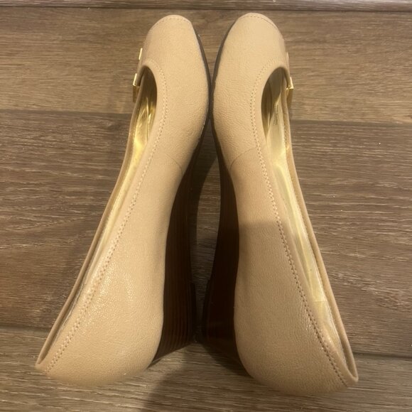 Michael Kors Beverly Demi-Wedge Leather Peep Toe Shoe Womens Sz 8, Nude, Gold - Picture 7 of 13